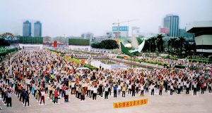 Falun Gong practitioners exercise in Beijing, before the persecution began on July 20, 1999. (Minghui.org)